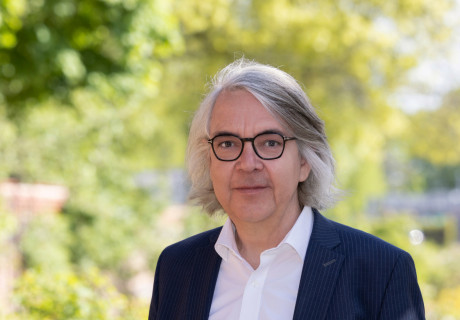 Hans-Georg Wegner bleibt Intendant in Schwerin bis 2031