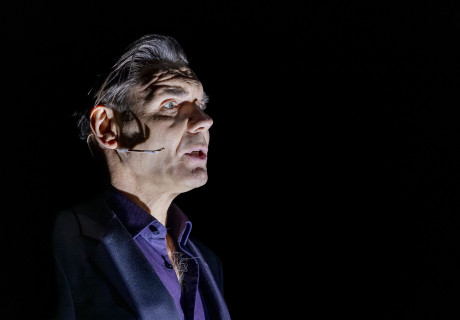 Max Hopp liest und spielt: Der Hauptmann von Köpenick – Berliner Ensemble – In einem meisterlichen Solo spielt sich Max Hopp durch Zuckmeyers berühmten Berlin-Stoff 