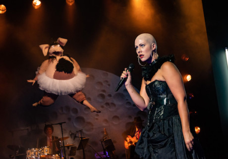 Die Hauptstadt – Deutsches Theater Göttingen – Niklas Ritter inszeniert Robert Menasses skurrilen Brüssel-Krimi 