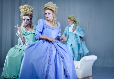 Hedda Gabler – Münchner Volkstheater – Lucia Bihler verzichtet auf eine feministische Überfrachtung des Stoffs und konzentriert sich auf den intriganten Doppelsinn 