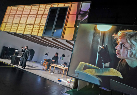 Münchner Kammerspiele – Heilige Schrift I – Falk Richter inszeniert Wolfram Lotz' Tagebuch als begehbare Installation