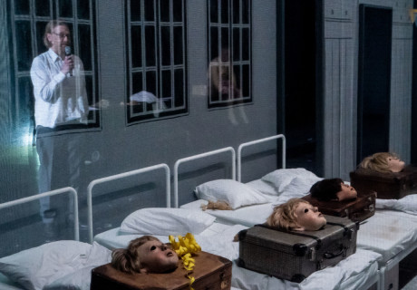 Heim|Weh – Thalia Theater Hamburg – Gernot Grünewalds Dokumentartheaterabend über die erschreckenden Qualen auf Kinderkuren  