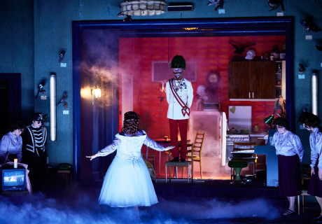 Heit bin e ned munta wuan – Volkstheater Wien – Wolfgang Menardi zelebriert einen herzzerreißend schönen Abend über den Tod