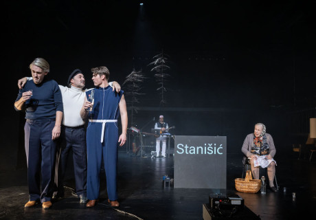 Herkunft – Theater Lübeck – Mirja Biel inszeniert Saša Stanišićs Roman als kluges Nachdenken über Identität