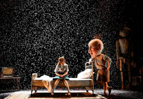 Herzfaden – Hessisches Staatstheater Wiesbaden – Moritz Sostmann inszeniert eine Hommage ans Marionettenspiel und die Augsburger Puppenkiste