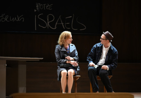 Hier bin ich – Am Hessischen Staatstheater in Wiesbaden bringt Adriana Altaras einen Romanstoff von Jonatha Safran Foer auf die Bühne