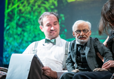 Hört, hört! Die Bauhaus-Protokolle. Der große Streit von Weimar – Suse Wächter gibt beim Kunstfest Weimar eine Kunst-Geschichtsstunde mit Puppenpolitikern und Sigmund Freud