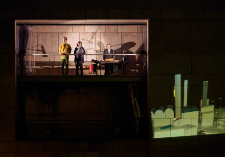 Industrielandschaft mit Einzelhändlern – Staatstheater Braunschweig – Josef Bäcker und Lukas Pergande inszenieren Egon Monks Erzählung als Freilufttheater gegenüber vom Konsumtempel