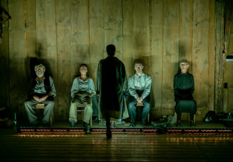 Ich bleibe hier – Volksschauspiele Telfs – Lorenz Leander Haas bringt den Südtirol-Bestseller von Marco Balzano auf die Bühne