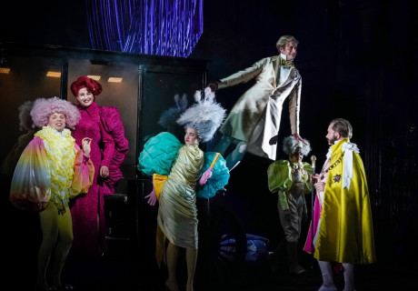 Der ideale Mann – Schauspiel Stuttgart – Marco Štorman bringt Elfriede Jelineks Oscar Wilde-Bearbeitung in die Zeitlosigkeit schlechter Politik