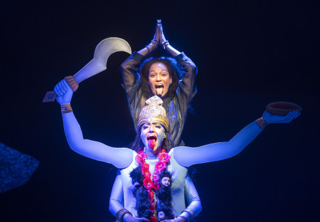 Identitti – Stadttheater Ingolstadt – Atif Hussein bringt Mithu Sanyals Romanstoff auf die Bühne