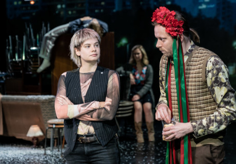 Im Menschen muss alles herrlich sein – Thalia Theater Hamburg – Hakan Savaş Mican inszeniert Sasha Marianna Salzmanns Identitätsroman konzentriert und zärtlich