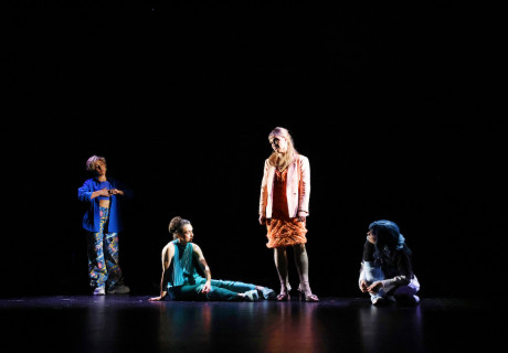 Im Menschen muss alles herrlich sein – Maxim Gorki Theater – Sebastian Nübling inszeniert Sasha Marianna Salzmanns Generationen-Roman