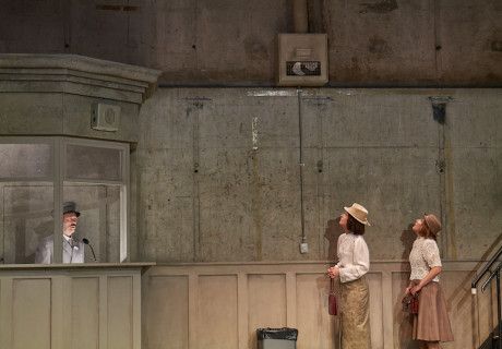 Im Namen der Brise – Deutsches Schauspielhaus Hamburg – Christoph Marthaler bringt die Lyrik von Emily Dickinson auf die Bühne