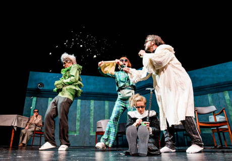 Immer noch hier – Schauspielhaus Graz – Rebekka David und das Ensemble holen Lear, Harpagon, Onkel Wanja in eine besondere Versuchsanordnung 