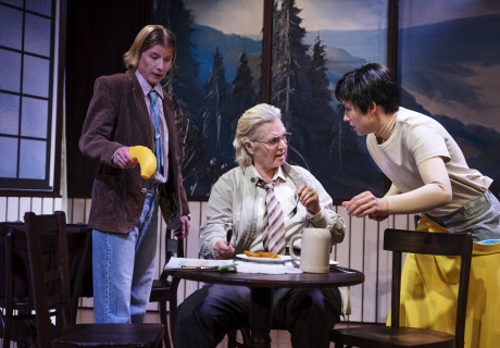 Indien – Theater Magdeburg – Bastian Lomsché entdeckt die Zärtlichkeit im Komödienkracher von Josef Hader und Alfred Dorfer 