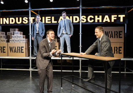 Industrielandschaft mit Einzelhändlern – Badische Landesbühne Bruchsal – Egon Monks Erzählung und Fernsehspiel über den Mittelstand und seinen Kampf gegen Konzerne bringt Carsten Ramm als Sprechoper auf die Bühne