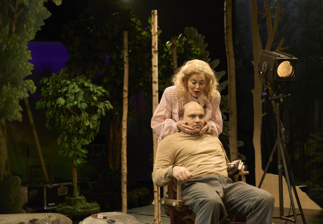 Interviews mit Bäumen – Staatstheater Darmstadt – Michel Decar gibt als Regisseur seines eigenen Stücks den Kampf um die Baumbestand dem Verlachen preis