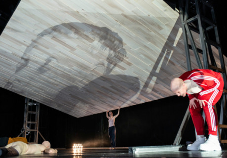 Iphigenie – Dušan David Pařízek verschränkt am Schauspielhaus Bochum Euripides und Elfriede Jelinek