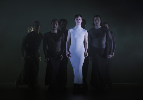 Iphigenie auf Tauris – Akademietheater Wien – Ulrich Rasche lässt die Goethesche Aufklärerin Iphigenie gegen eine Männerwelt anrennen