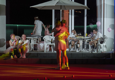 Iwanow – Berliner Ensemble – Regisseurin Yana Ross zeigt eine Tschechow-Gesellschaft auf Gefühls-Abstand