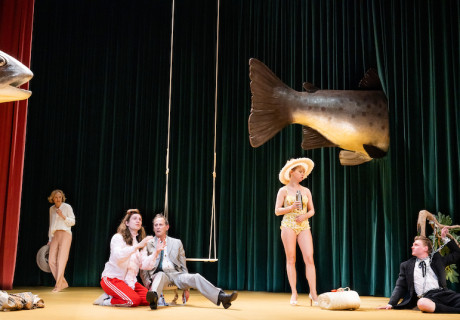 James Brown trug Lockenwickler – Residenztheater München – Philipp Stölzl inszeniert Yasmina Rezas neues Stück über Identitäts-Aneignung mit surrealem Zauber