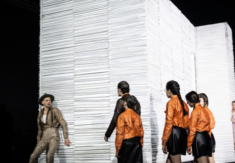 Jeder stirbt für sich allein – Düsseldorfer Schauspielhaus – Nora Schlocker inszeniert Hans Falladas Roman über den Widerstand gegen die Nazi-Diktatur