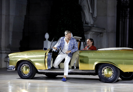 Jedermann – Salzburger Festspiele – Robert Carsen inszeniert Hofmannsthals Parabel vom reuigen Reichen mit Philipp Hochmair nahezu buchstabengetreu