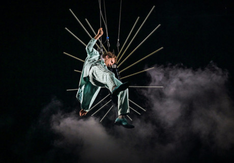 Johann Holtrop – Staatstheater Mainz – Friederike Heller erweist sich bei der Inszenierung von Rainald Goetz` Wirtschaftsroman als Meisterin der Menschendarstellung  