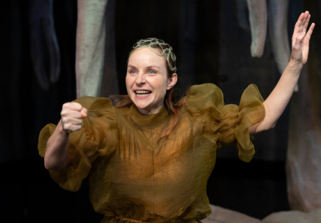 Johanna – Schauspielhaus Hamburg – Leonie Böhm befreit Schillers Johanna und lotet ihre Abgründe aus