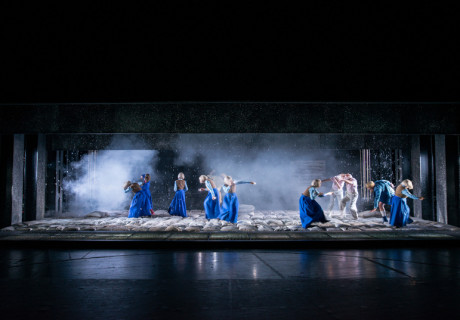 Jugend ohne Chor – Staatstheater Darmstadt – Eva Lange holt aus Anne Leppers Kapitalismus-Überwindungsstück sechzig vielschichtige Bühnenminuten heraus