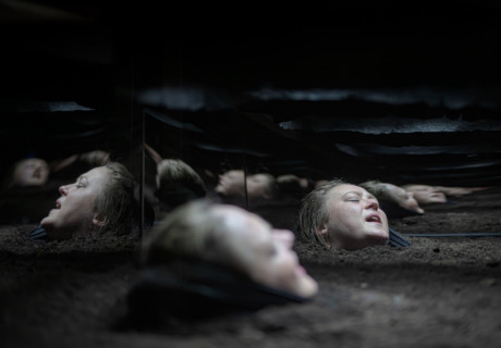 Juices – Nationaltheater Mannheim – Kamila Polívková bringt Ewe Benbeneks surreales Albtraumstück über osteuropäische Arbeiterinnen in Deutschland zur Uraufführung