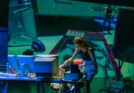 Jurassic Park: Tödliche Illusionen – Staatstheater Darmstadt – Klaus Gehre erzählt in der Bastel-Werkstatt von der Hybris des forschenden Mannes