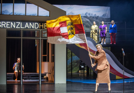 Servus Srečno Kärntenpark – Stadttheater Klagenfurt – Bernd Liepold-Mosser zeigt zum hundertsten Jahrestag der Kärntner Volksabstimmung eine grelle Revue alphabetisch angeordneter Anekdoten