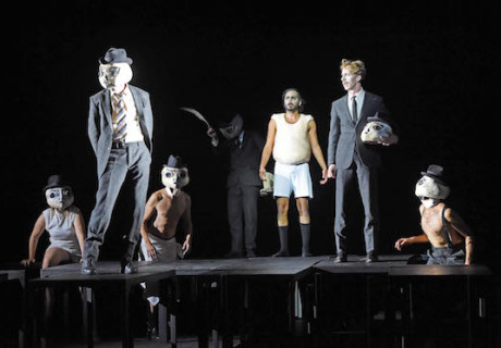 Kafkas Haus – Laura Linnenbaum birgt am Saarländischen Staatstheater aus Franz Kafkas Erzählwerk eine Zeitstudie für paranoide Gesellschaften