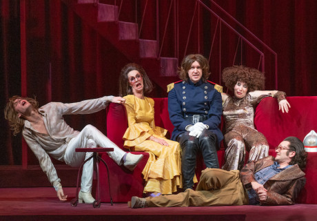 Die kahle Sängerin – Schauspielhaus Graz – Anita Vulesica inszeniert Ionescos Kassiker des absurden Theaters mit fulminantem Ensemble