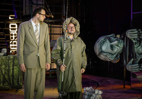 Ausweitung der Kampfzone – Deutsches Theater Berlin – Ivan Panteleev nimmt Michel Houellebecqs Debütroman auseinander