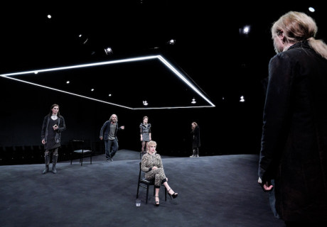 Die Brüder Karamasow – Münchner Volkstheater – Christian Stückl inszeniert Dostojewskis letzten Roman als eine Art dunkle Passion