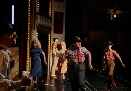 Karoline und Kasimir - Noli me tangere – Volkstheater Wien – Das Nature Theater of Oklahoma verschneidet Horváths Jahrmarktsstück mit Szenen aus der Biografie des Dramatikers