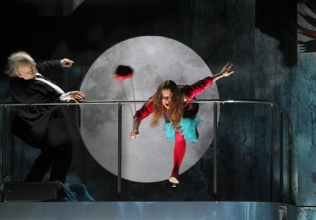 Karoline und Kasimir – Theater Bremen – Alize Zandwijk verdüstert Ödön von Horváths Oktoberfest-Alptraum