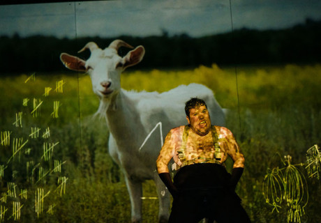 Kaspar – Burgtheater Wien – Daniel Kramer stellt Peter Handkes Sprachkritik vom Kopf auf den Körper