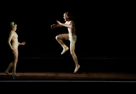 Die Katze auf dem heißen Blechdach – Deutsches Theater Berlin – Anne Lenk inszeniert Tennessee Williams' Familiendrama über unterdrückte Homosexualität, Zwang zum Kinderkriegen und falsche Erwartungen