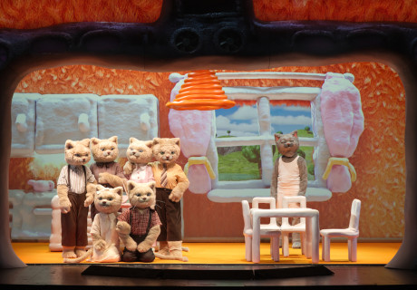 Katzelmacher – Münchner Kammerspiele – Emre Akal dreht Fassbinders Rassismus-Studie durch den Reißwolf der Popkultur