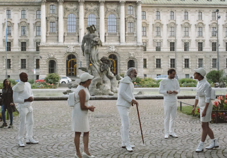 Kein Kläger – Investigative Theater München – Christiane Mudra zeigt in einer Tour durch den Münchner Stadtraum rechtsextreme Kontinuitäten auf