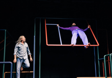 Killology – Schauspiel Frankfurt – Helena Jackson inszeniert Gary Owens Stück über Gewalt in Ballerspielen und der Gesellschaft