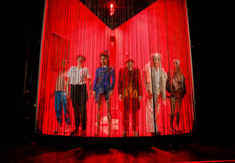 Warum das Kind in der Polenta kocht – Hessisches Landestheater Marburg – Nino Haratischwili bringt Aglaja Veteranyis legendären Roman als düster-kraftvolles Familien-Panorama auf die Bühne