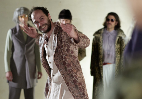 Der Kirschgarten – Café Fuerte – Die auf ungewöhnliche Theaterorten spezialisierte Gruppe Café Fuerte versetzt Tschechow ins ländliche Vorarlberg