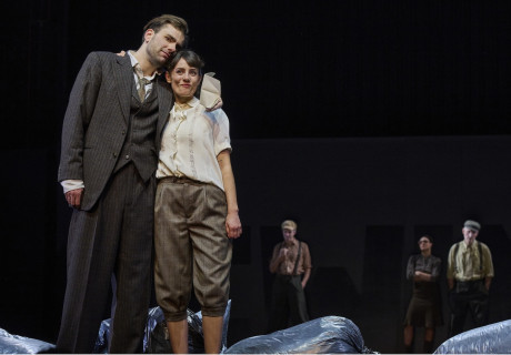 Kleiner Mann, was nun? – Hans Otto Theater Potsdam – Annette Pullen findet in Hans Falladas Weltwirtschaftskrisen-Roman den Trost im Familienglück