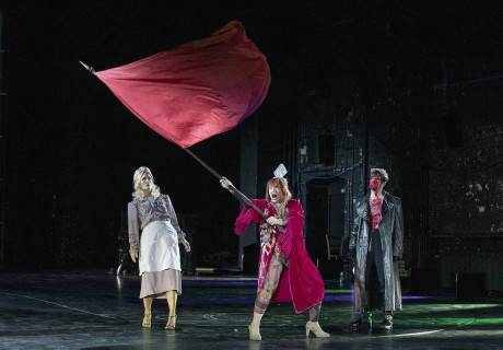 Kleiner Mann, was nun? – Berliner Ensemble – Frank Castorf versetzt Hans Falladas Romanfiguren zurück in den Kampf mit den Ideologien