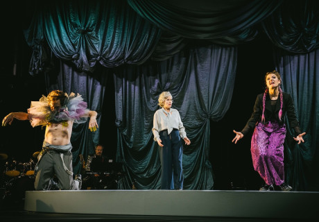 König Lear – Staatstheater Kassel – Lars-Ole Walburg taucht Shakespeares Erbfolge-Tragödie in grelle Farbe